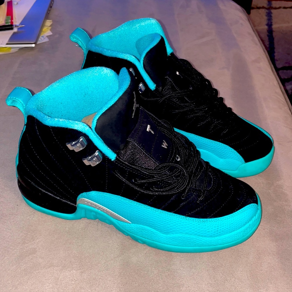 Turquoise & black jordan 12. Mens 7.5